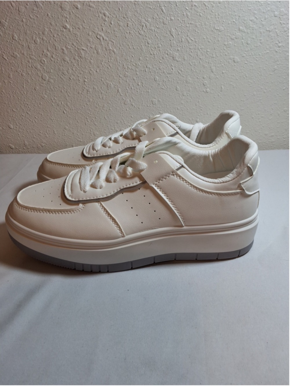 NWT Women's PrettyLittleThing White Sneakers Size 6 - Picture 2 of 6